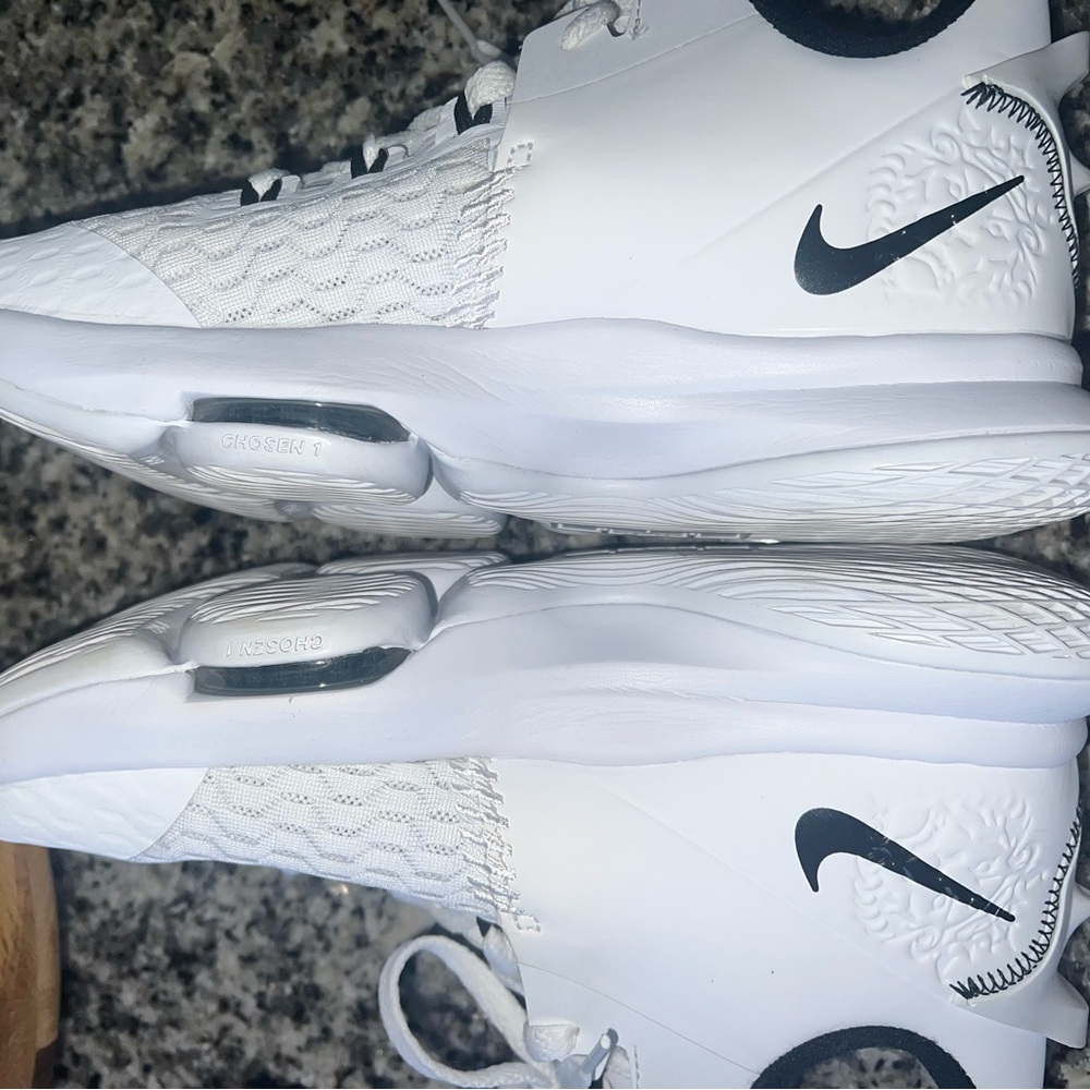 Nike Labron Women’s Basketball Air Zoom Witness   Size 8  like  new - worn once